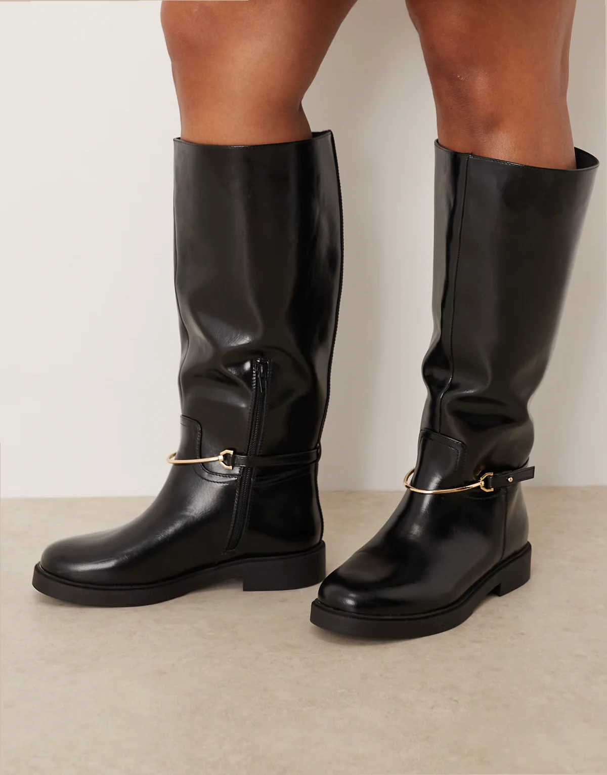 Curve – Cole – Flache, kniehohe Reitstiefel in Schwarz mit Besatz