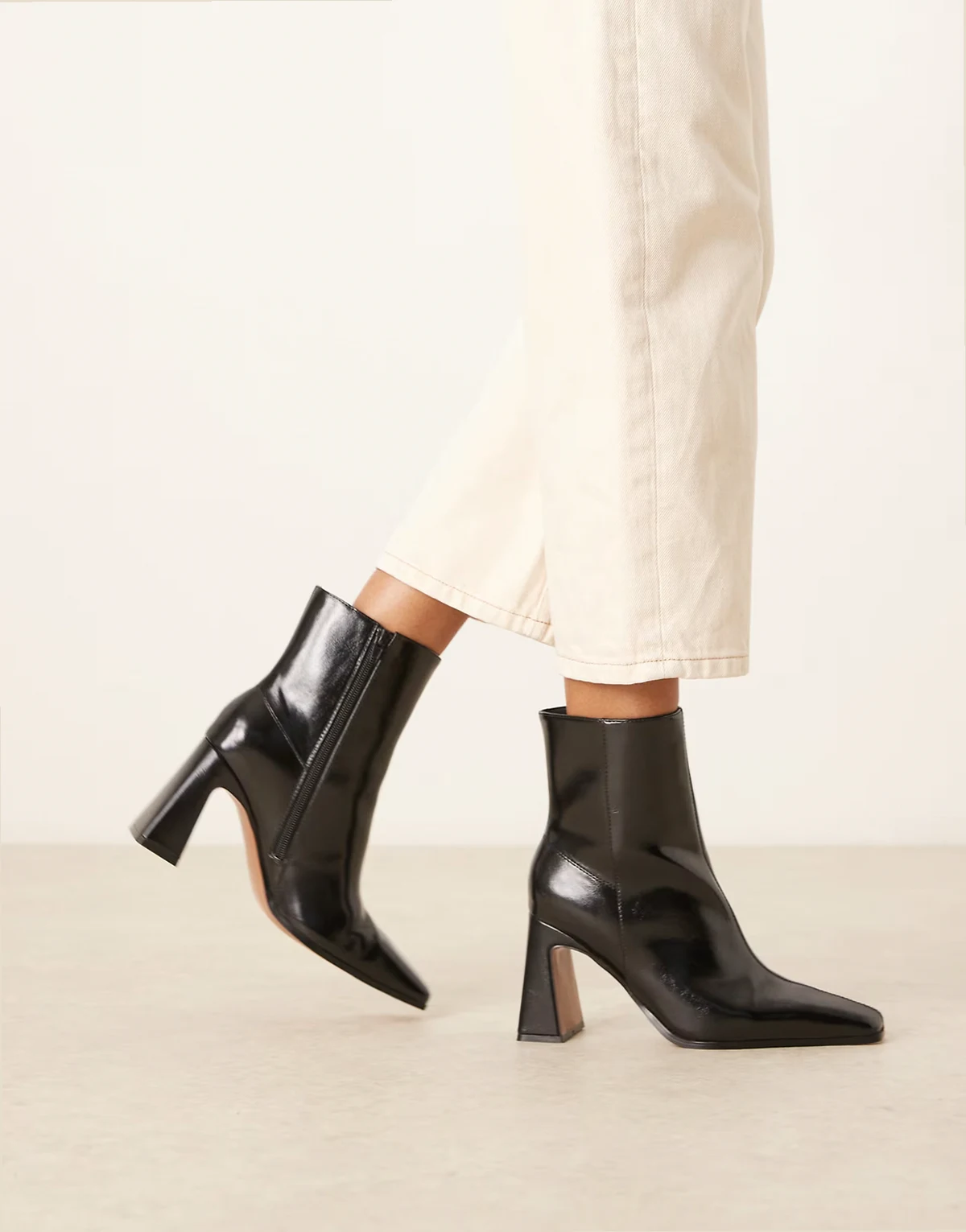 Wide fit – Elodie – Absatzstiefel in Schwarz mit kantiger Spitze, weite Passform
