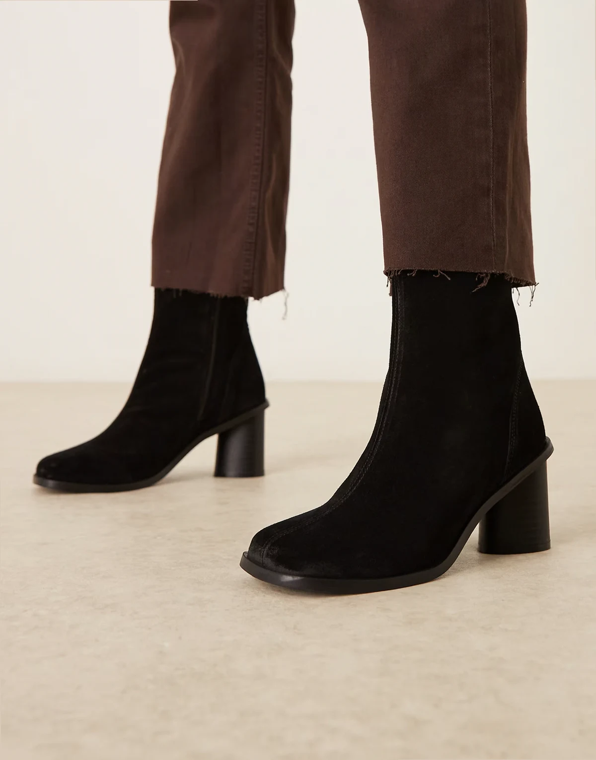 – Rex – Stiefeletten aus Wildleder in Schwarz mit runder Zehenpartie