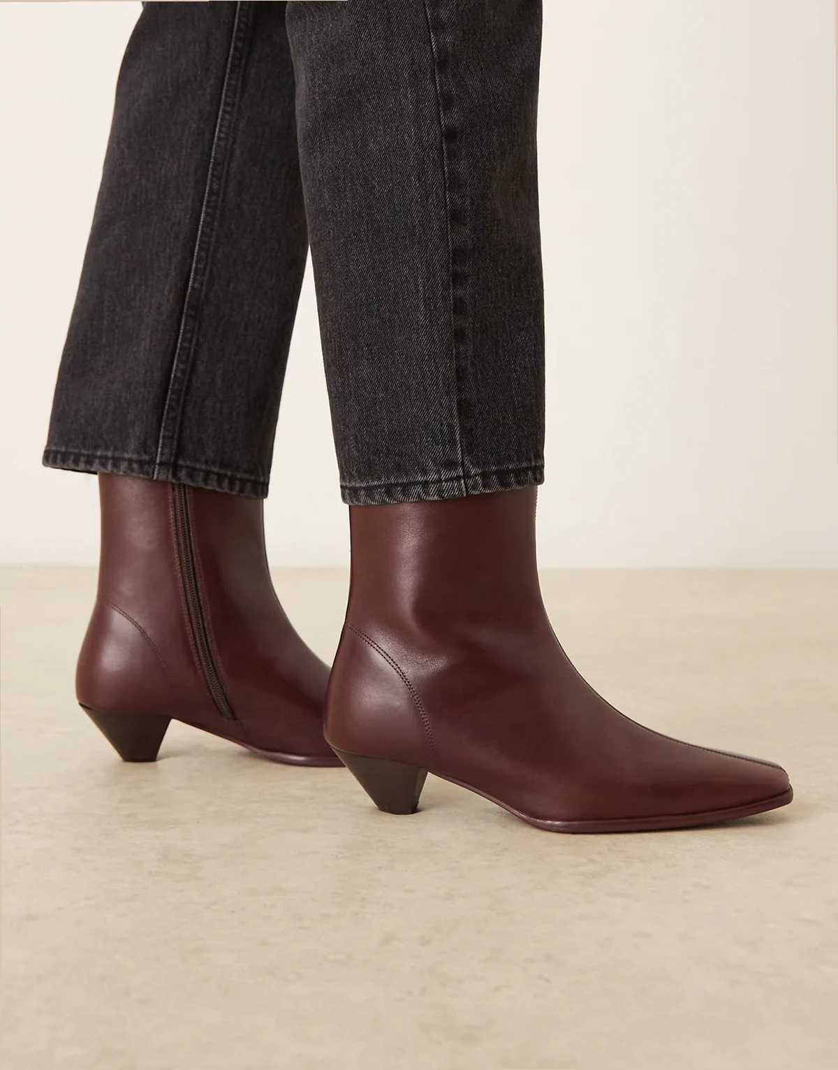 – Rhodes – Ankle Boots aus Leder in Burgunderrot mit leicht abgerundeter Spitze und Absatz