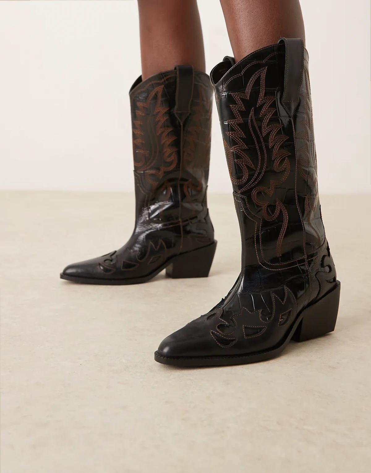 – Camryn – Kniehohe Westernstiefel aus Leder in Kroko-Schwarz mit Nahtdetail