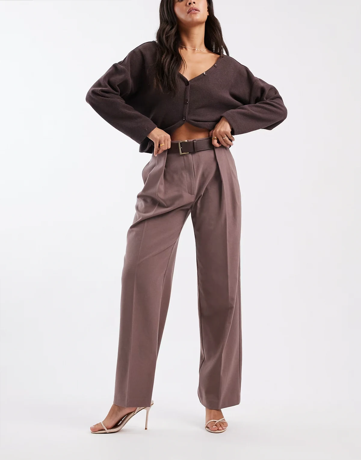 – Elegante Hose in Taupe mit hohem Bund, Gürtel und geradem Bein