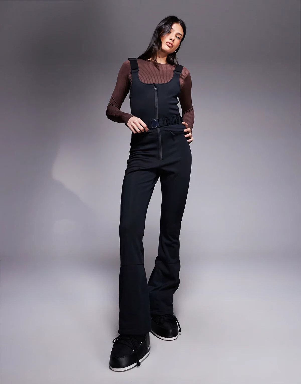 ASOS 4505 Tall – Ski – Miękkie wodoodporne spodnie narciarskie soft shell na szelkach w czarnym kolorze z paskiem