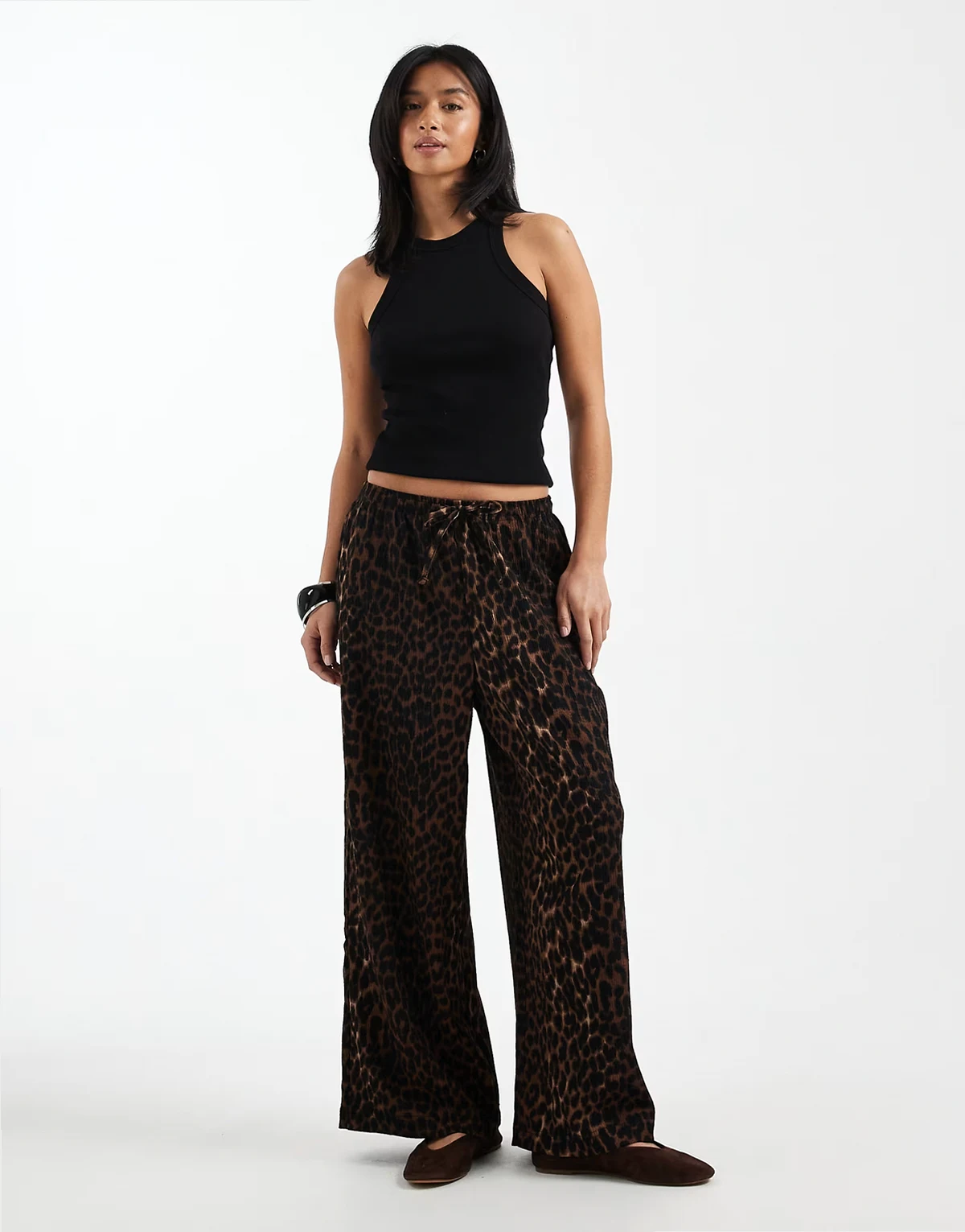 – Plissierte Hose mit Animal-Print und weitem Bein