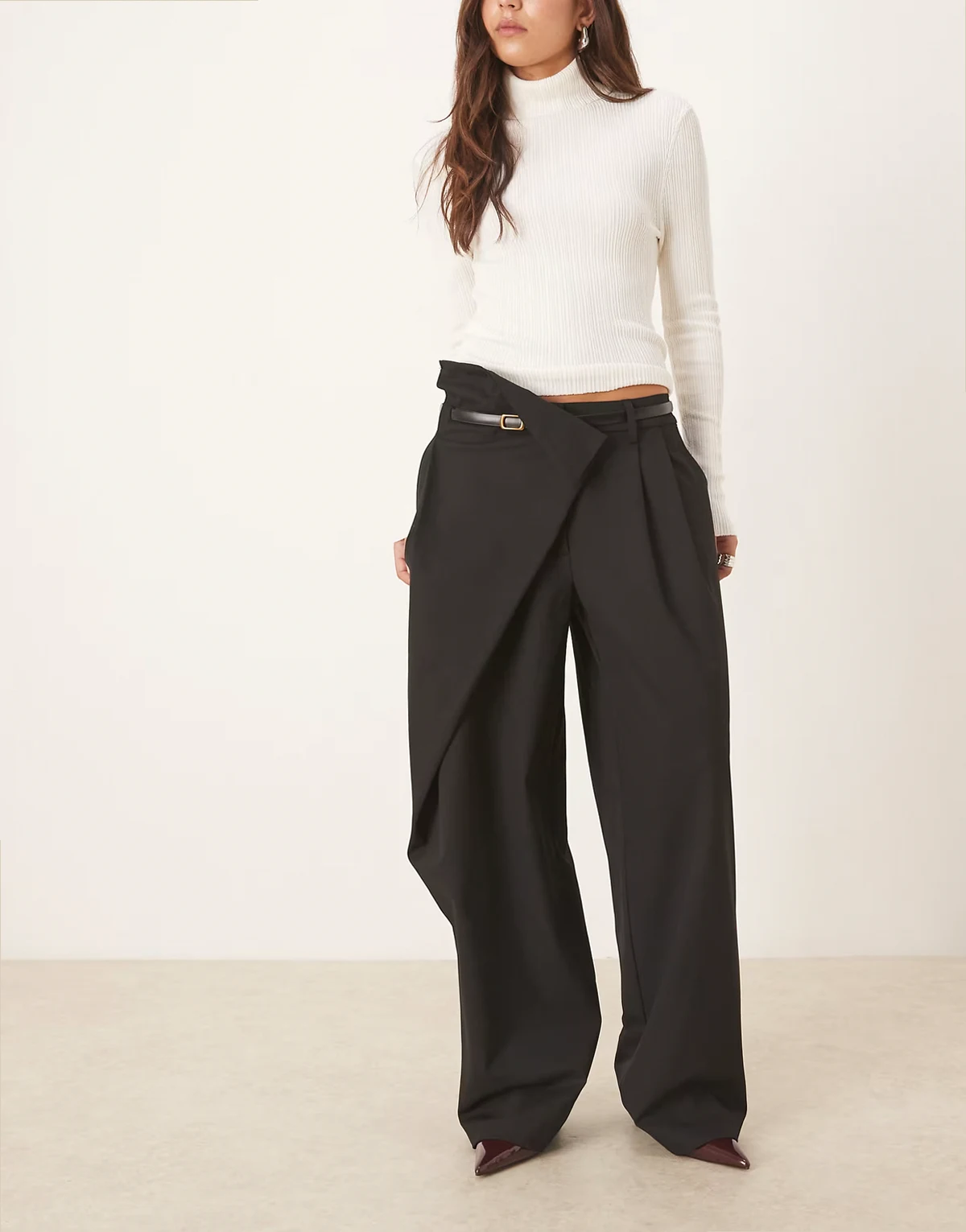 – Elegante Hose in Schwarz mit weitem Bein, Gürtel und Wickeldesign