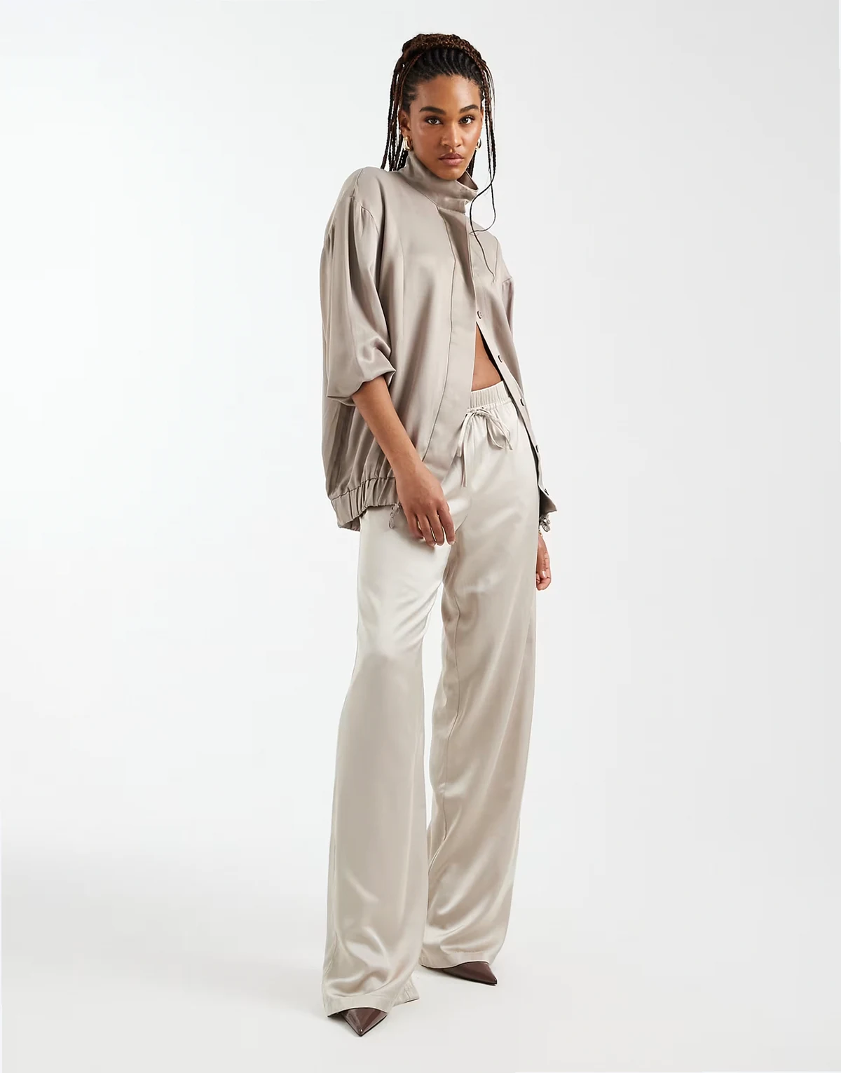 – Satynowe spodnie z szerokimi nogawkami w kolorze szampana