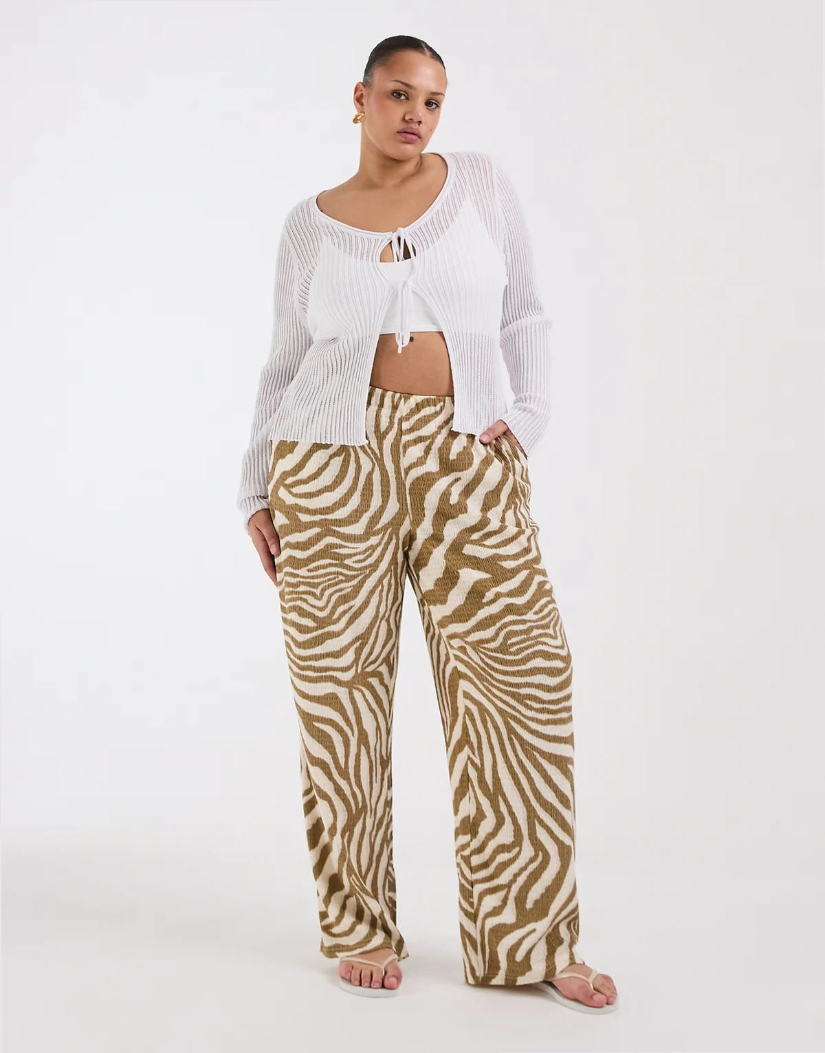 – Fakturowane dżersejowe spodnie z szerokimi nogawkami w abstrakcyjny wzór