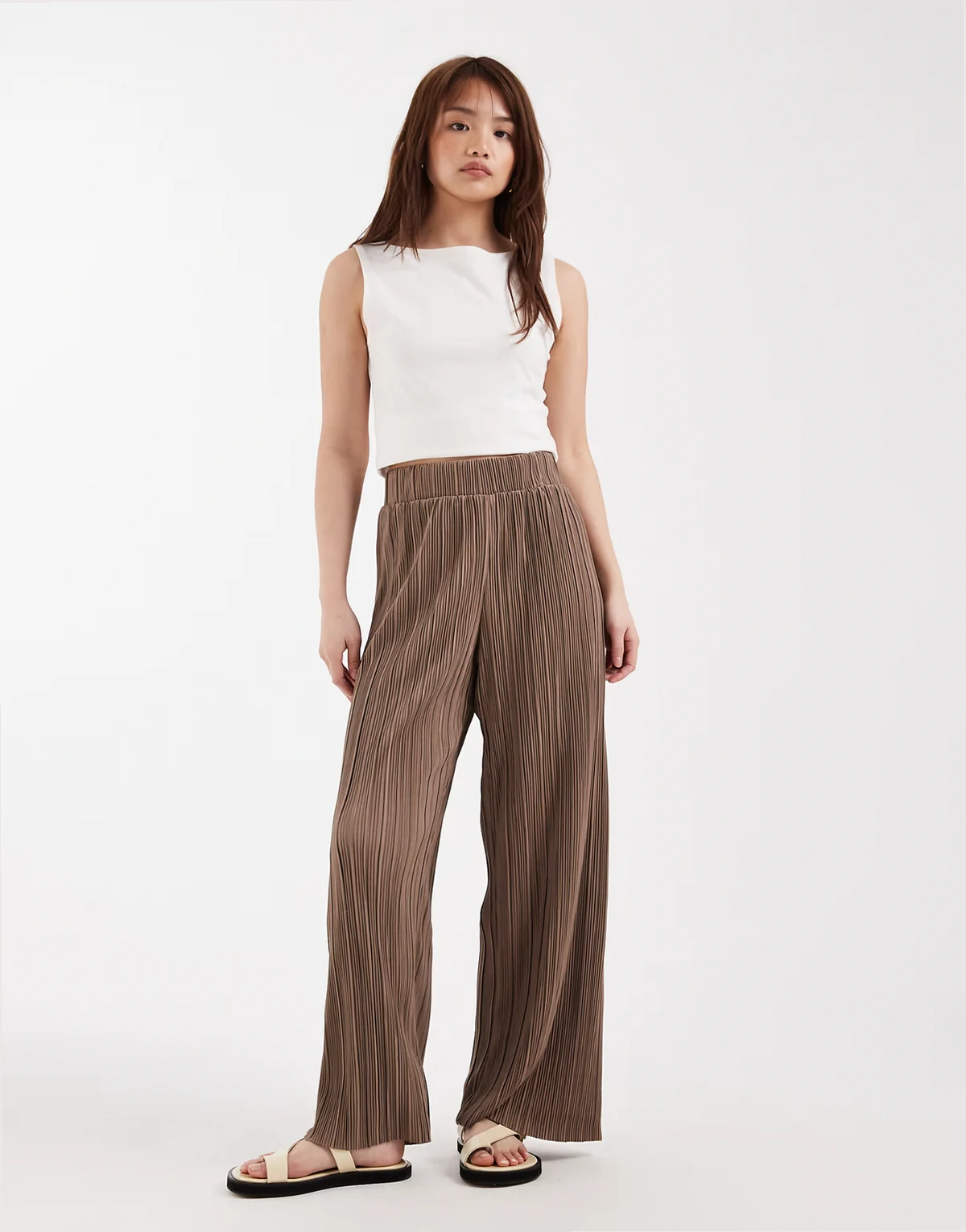 – Jasnobrązowe plisowane spodnie z szerokimi nogawkami