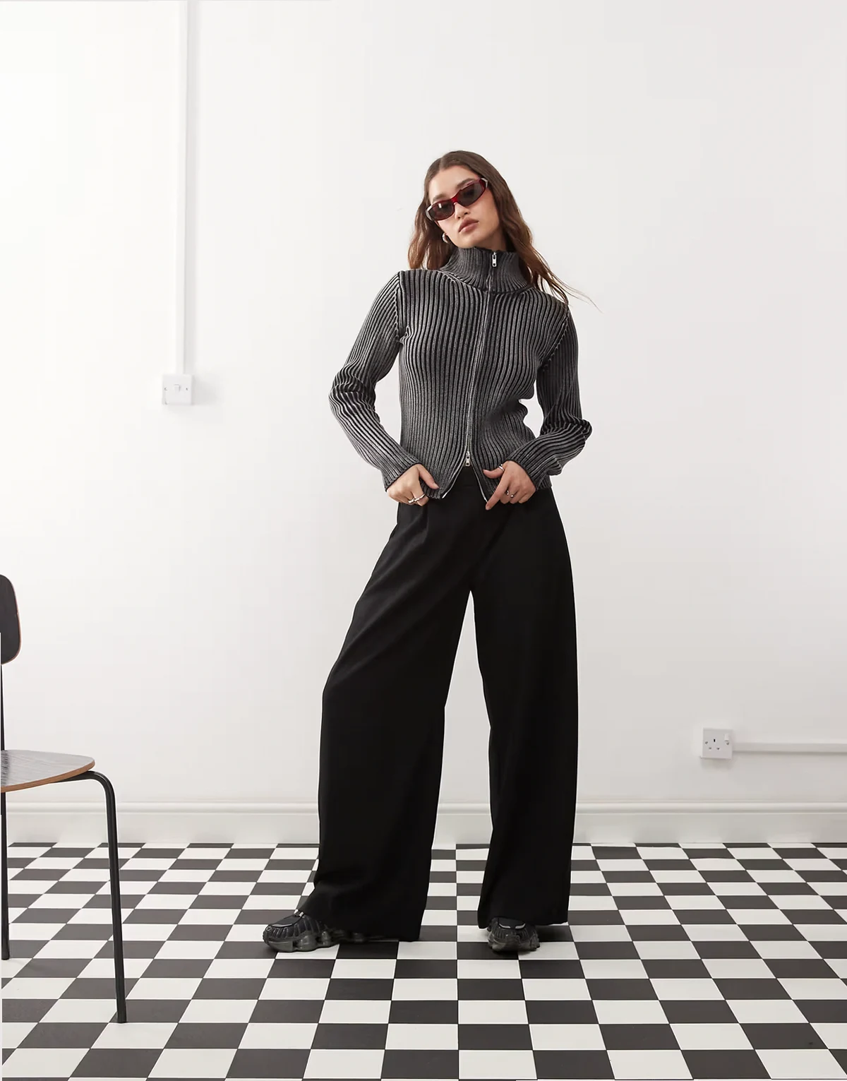 Dara low waist wide leg pants with front pleats in black