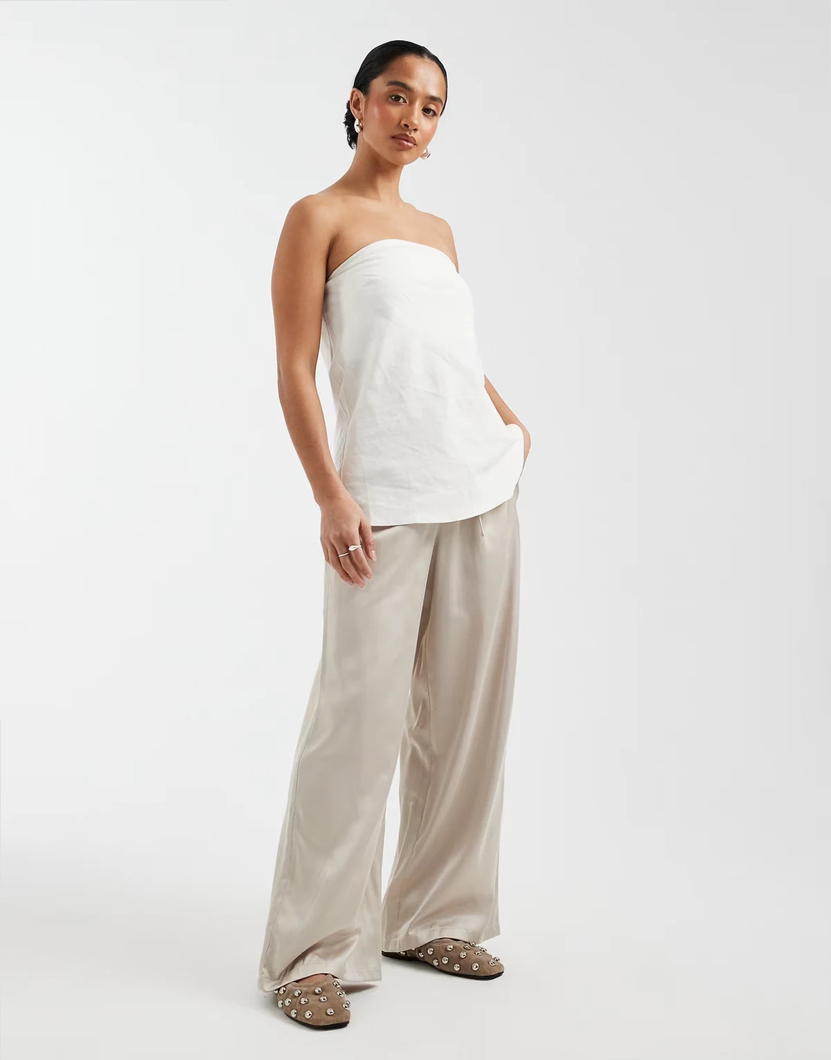 – Satynowe spodnie z szerokimi nogawkami w kolorze szampana