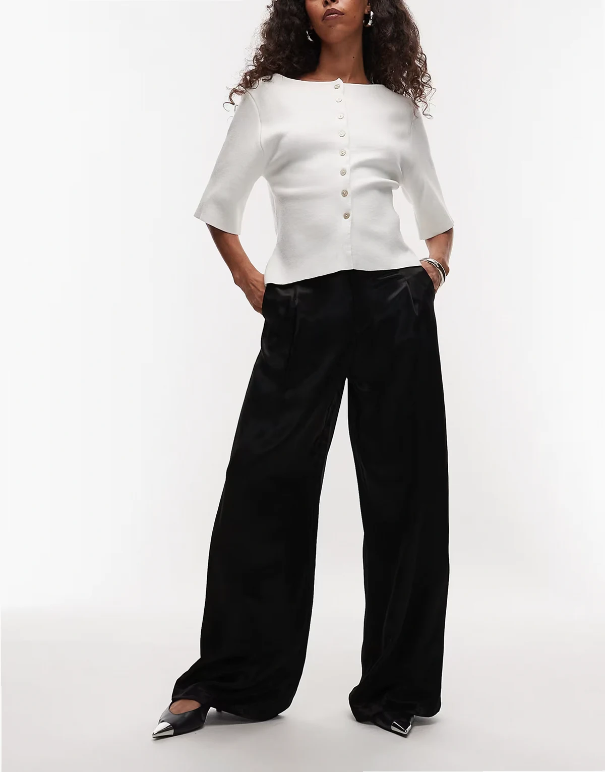 – Elegante Satinhose in Schwarz mit weitem Bein