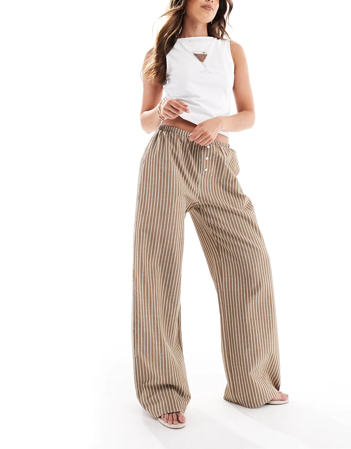 – Brązowe wciągane spodnie w stylu bokserek w prążki