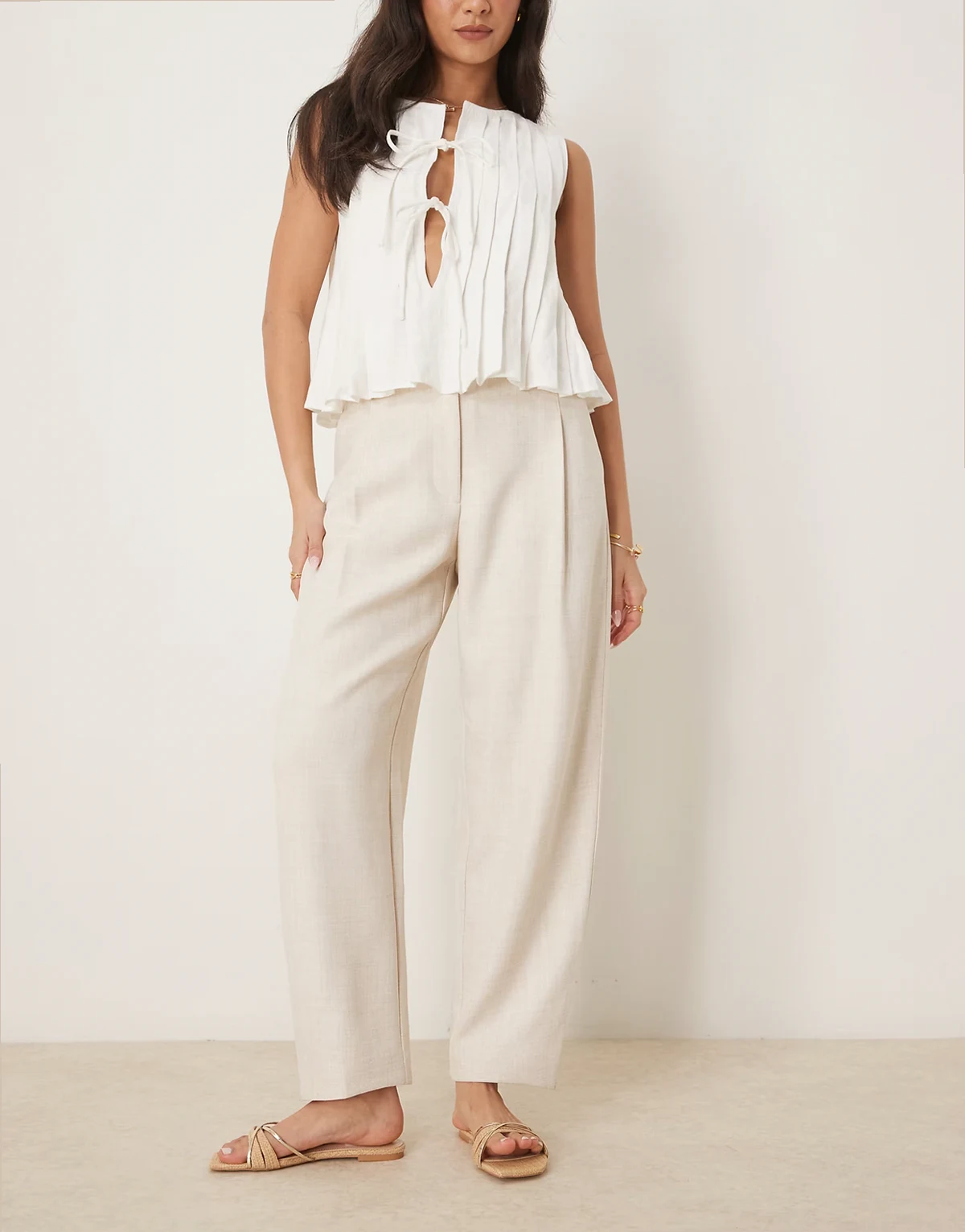 – Elegante Barrel-Leg-Hose in neutralem Farbton mit Laschendetail
