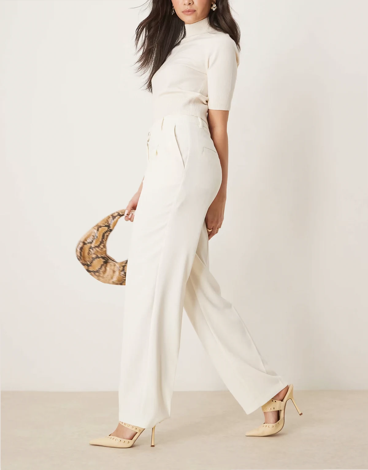 – Elegante Hose in Wollweiß mit geradem Bein und goldenem Knopfdetail