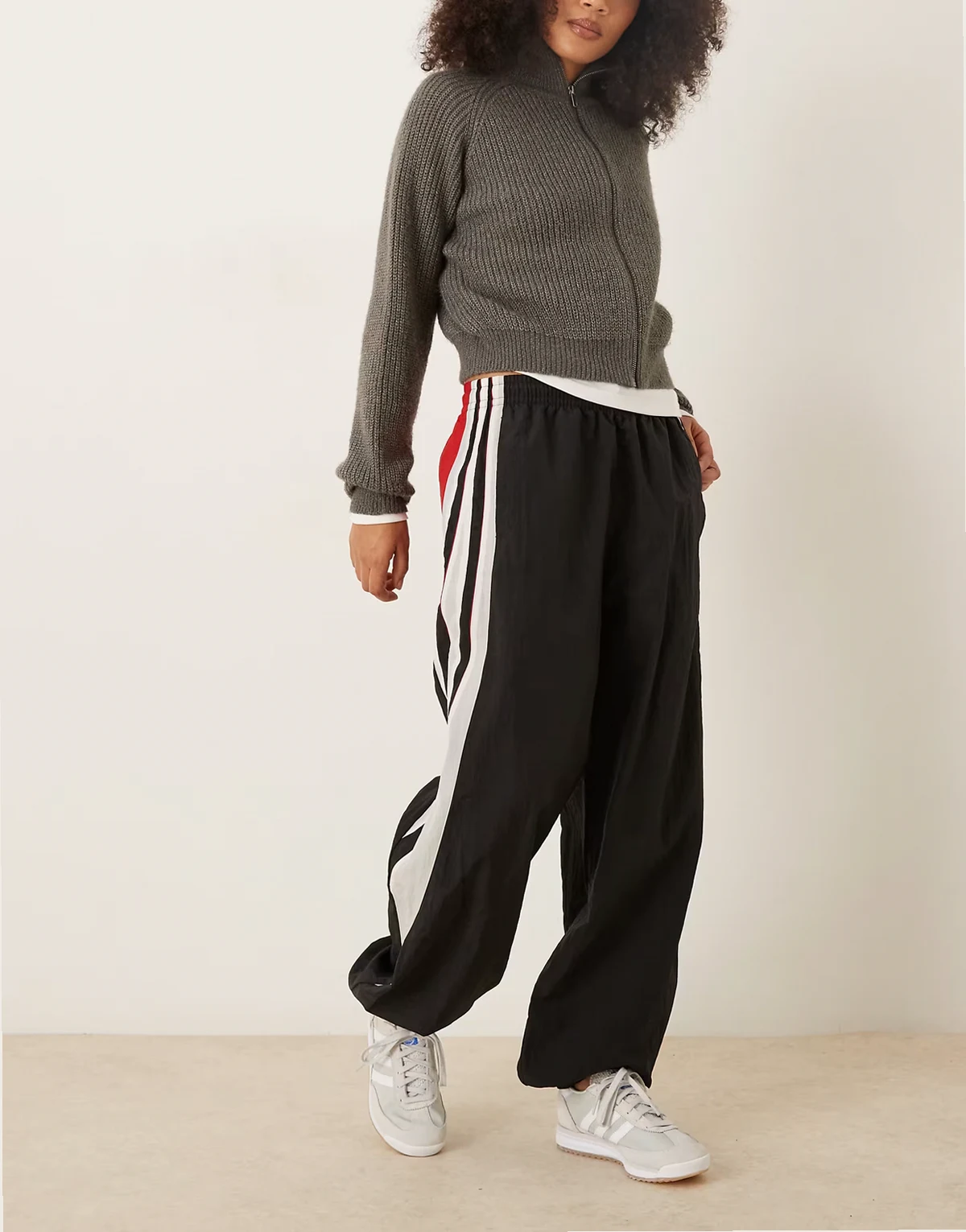 Santigao pants in black with red detail
