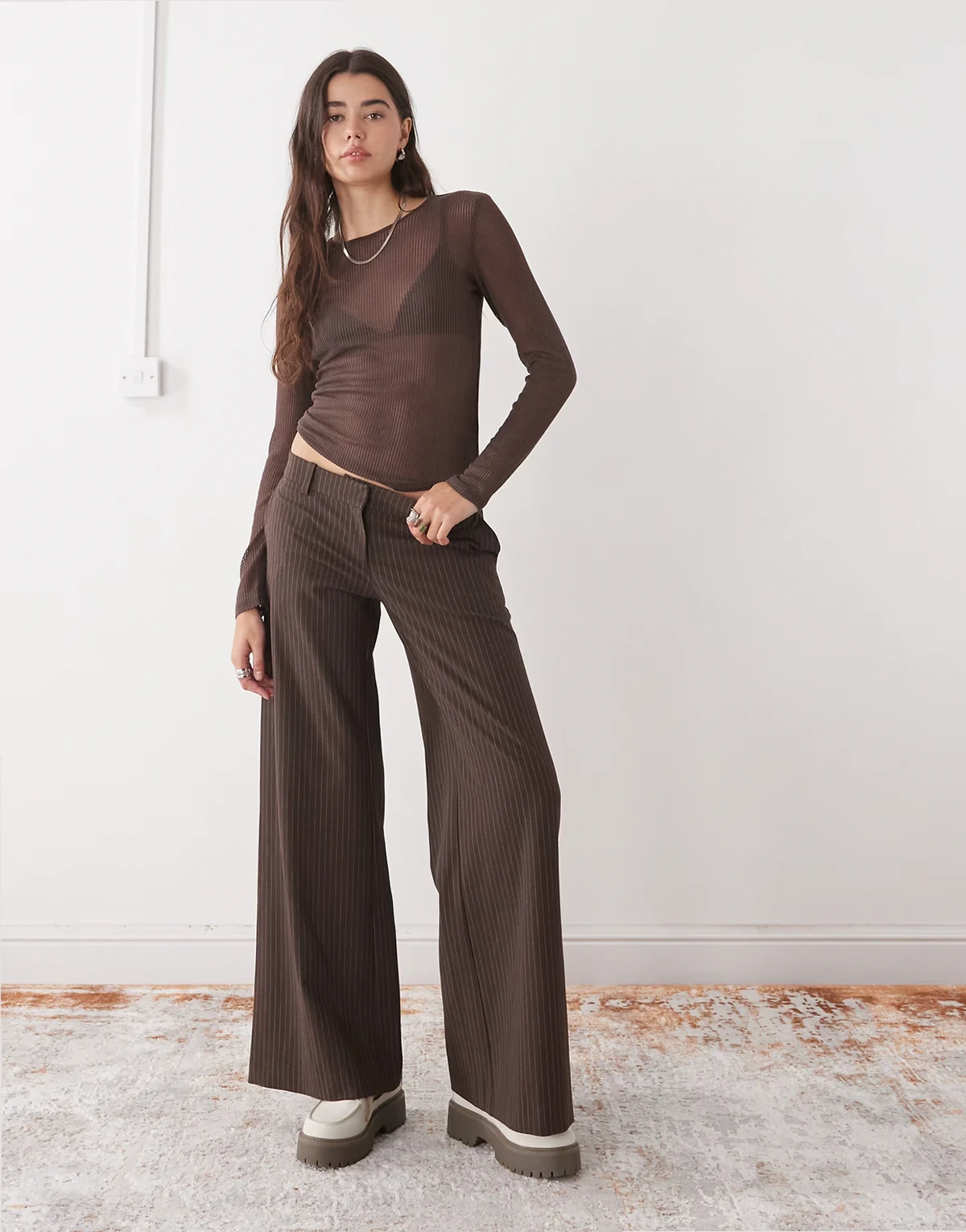 – Elegante Schlaghose in Braun mit Streifen und niedriger Taille