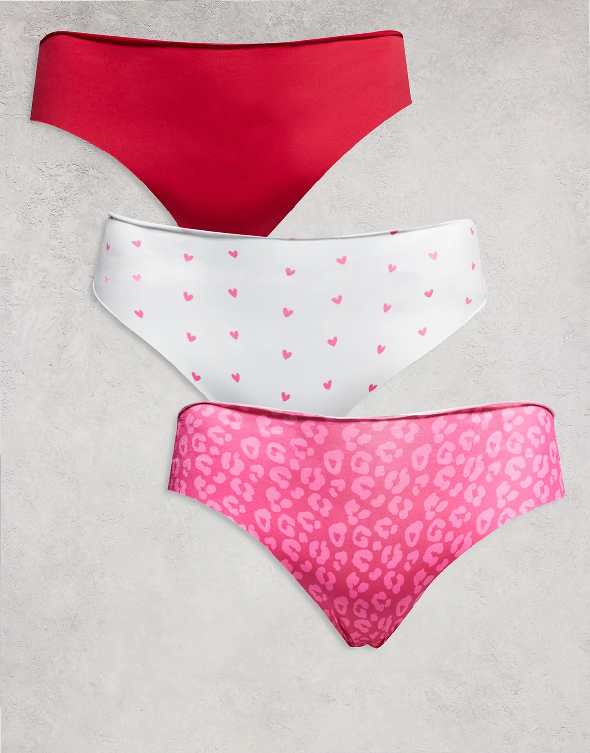 ASOS DESIGN Curve – Zestaw 3 par nieodznaczających się fig brazylijskich z koronką: wzór w panterkę, wzór w serca i wiśniowoczerwone
