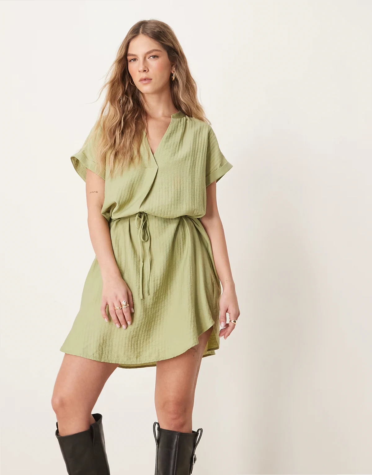 – Kurzärmliges Minikleid in Khaki mit Bindegürtel und eingekerbtem Ausschnitt