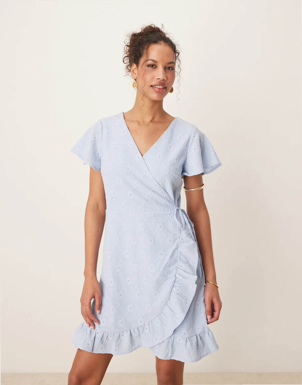 – Kurzes Wickelkleid aus Jersey in Kentucky-Blau mit Lochstickerei
