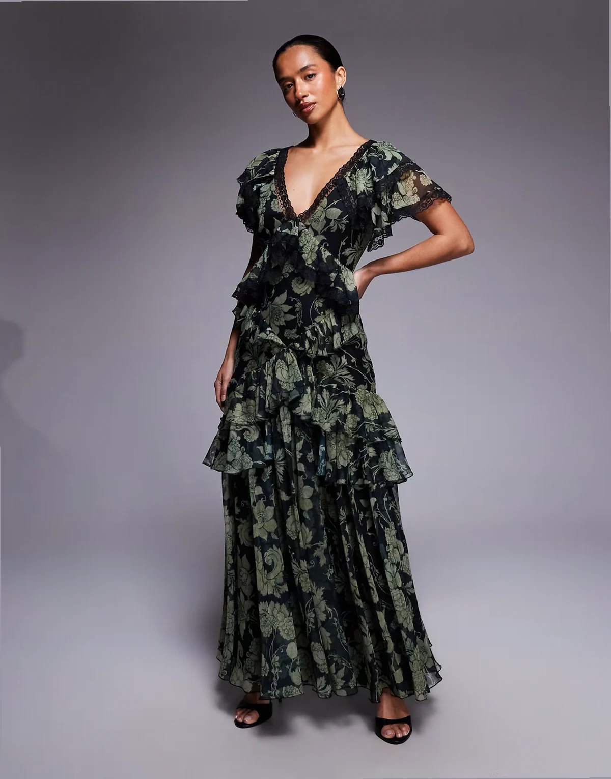 ASOS DESIGN – Petite – Kleid in Khaki mit runden Rüschen, Besatz, Rückenausschnitt und Blumenmuster