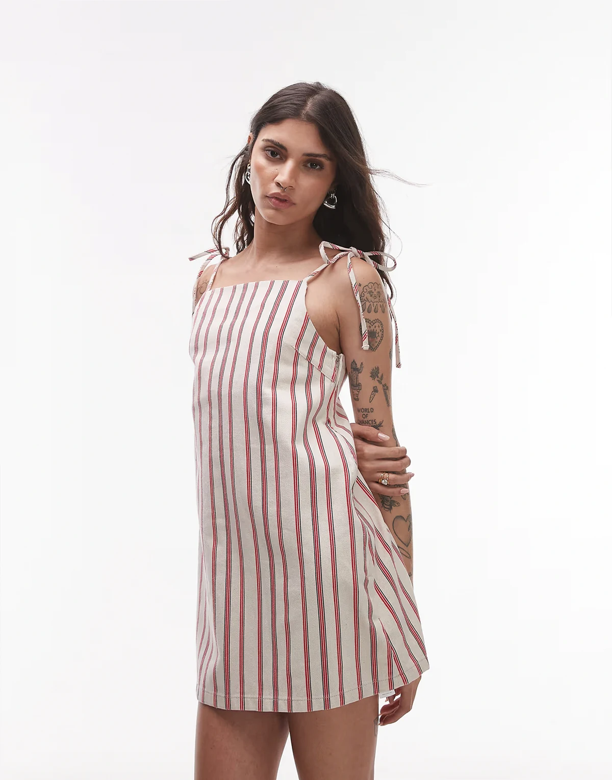 – Sukienka jeansowa mini w czerwone paski