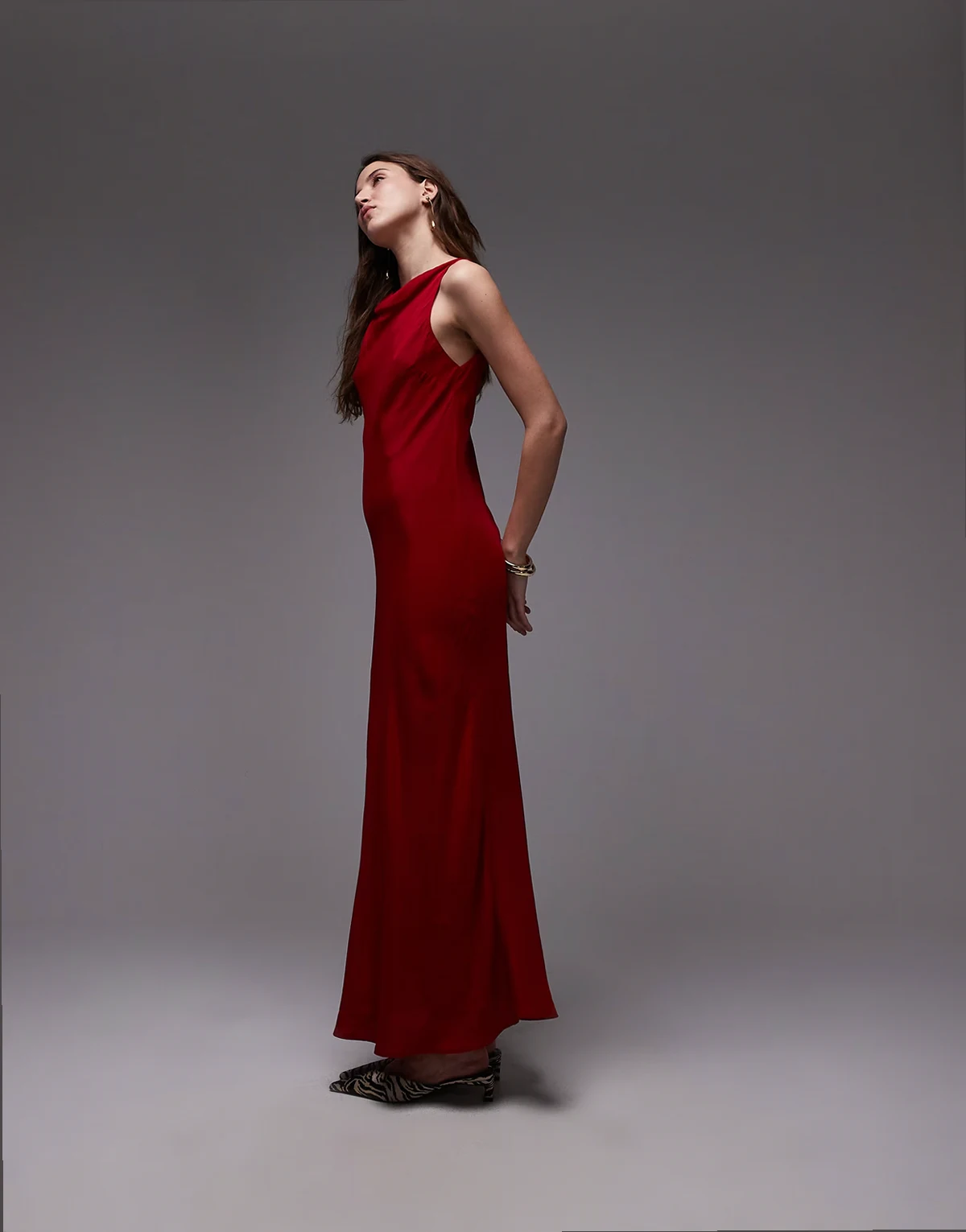– Maxikleid aus Satin in Rot mit drapiertem Ausschnitt