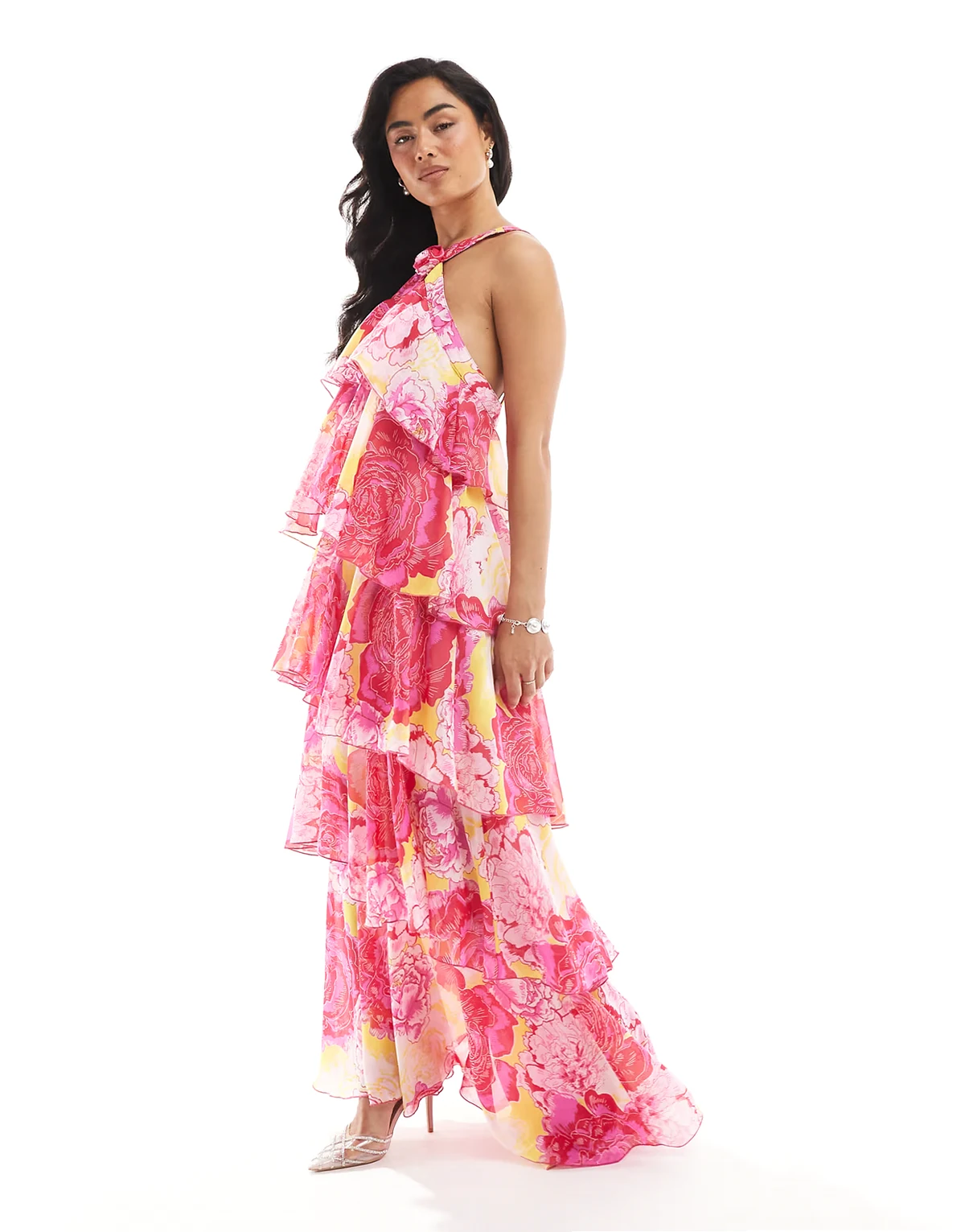 – Felicia – Gestuftes Neckholder-Maxikleid in Fuchsia mit Ansteckblumendetail und Blumenmuster