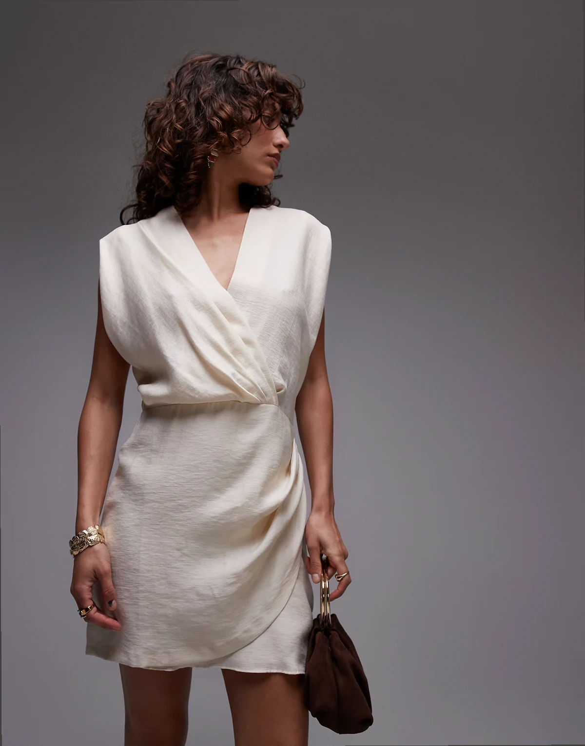 – Minikleid aus drapiertem Stoff in Hellbeige mit V-Ausschnitt und geraffter Taille