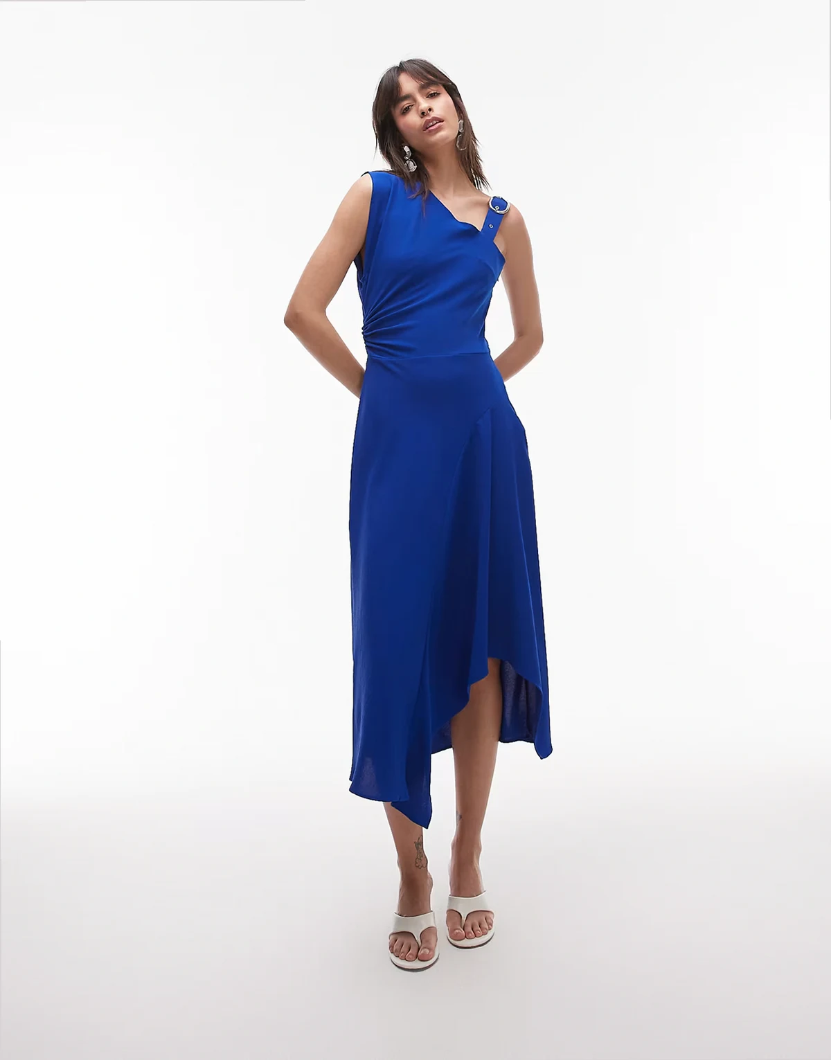 – Asymmetrisches Midaxi-Kleid in Blau mit Schnallendetail am Träger