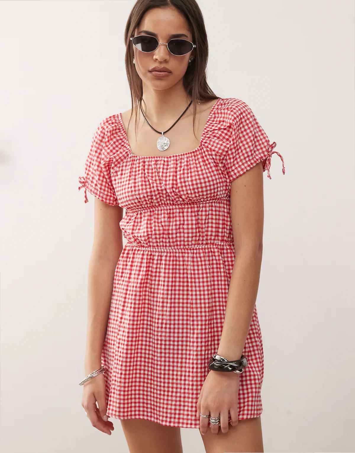 – Gestuftes Minikleid mit rotem Vichy-Karo