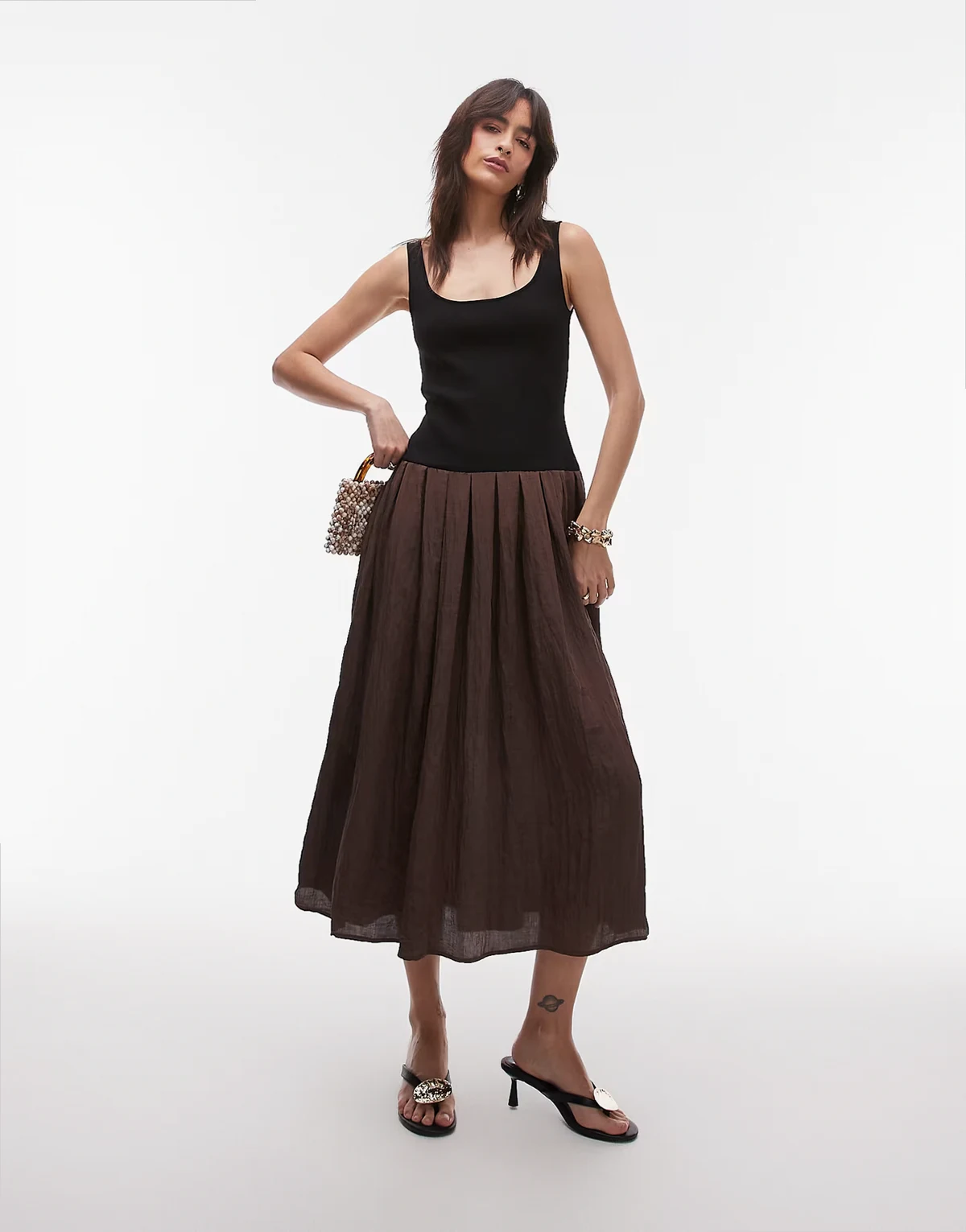 – Kleid mit tief angesetzter Taille und dunkelbraunem Faltenrock