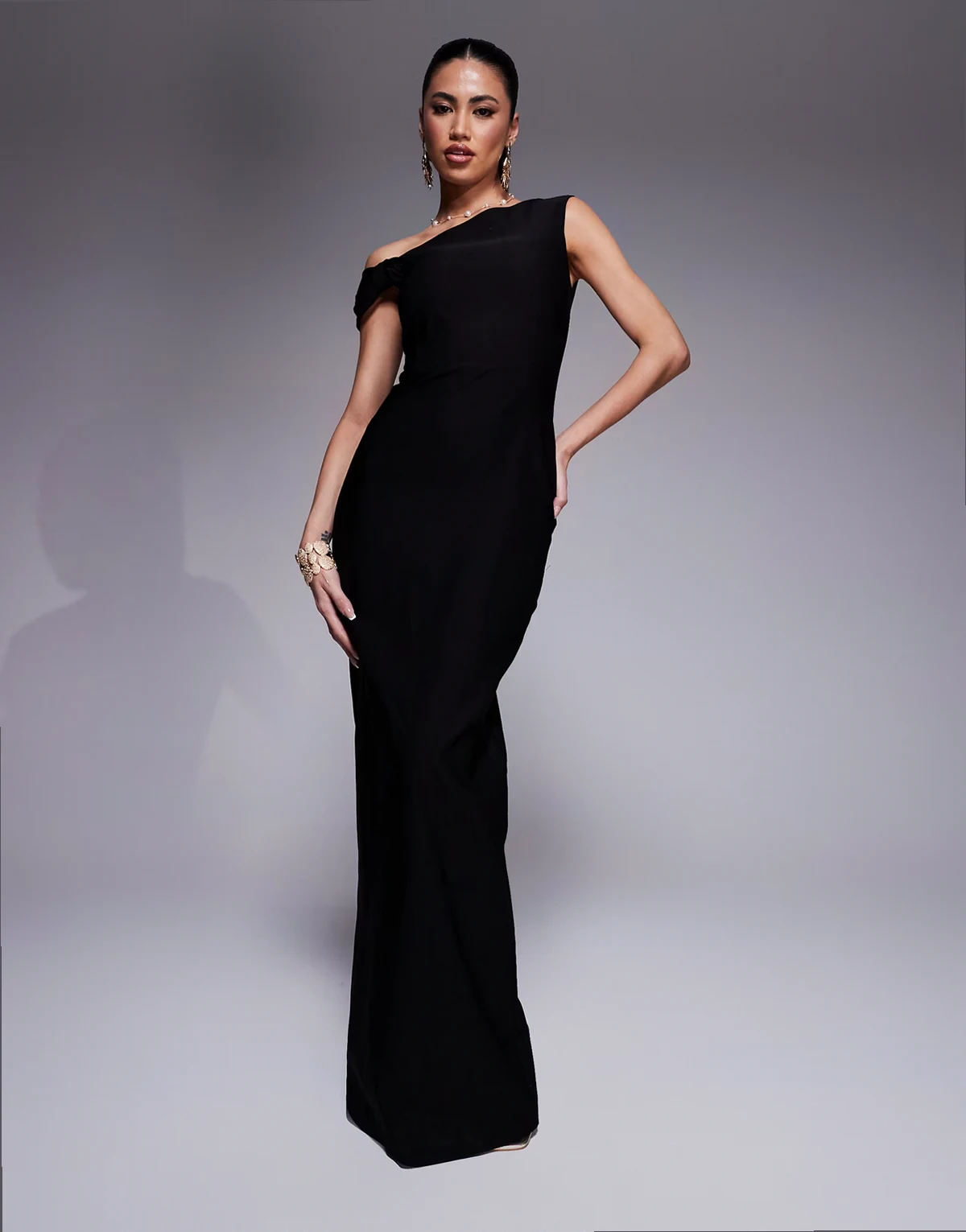 – Czarna sukienka maxi bodycon z bengaliny na jedno ramię z ozdobnym węzłem