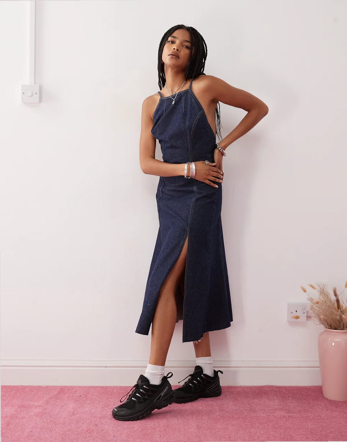 – Midi-Jeanskleid im 90er-Stil mit Rückenausschnitt und Rinse-Waschung