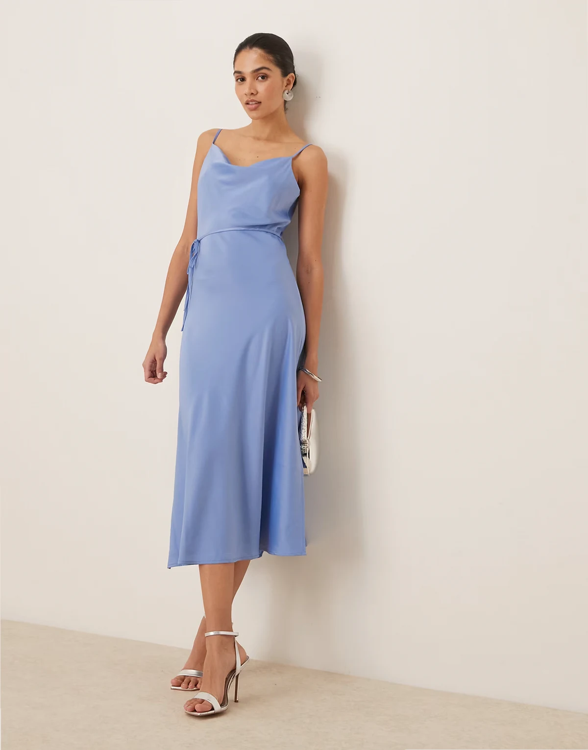 – Midi-Trägerkleid aus Satin in Hellblau