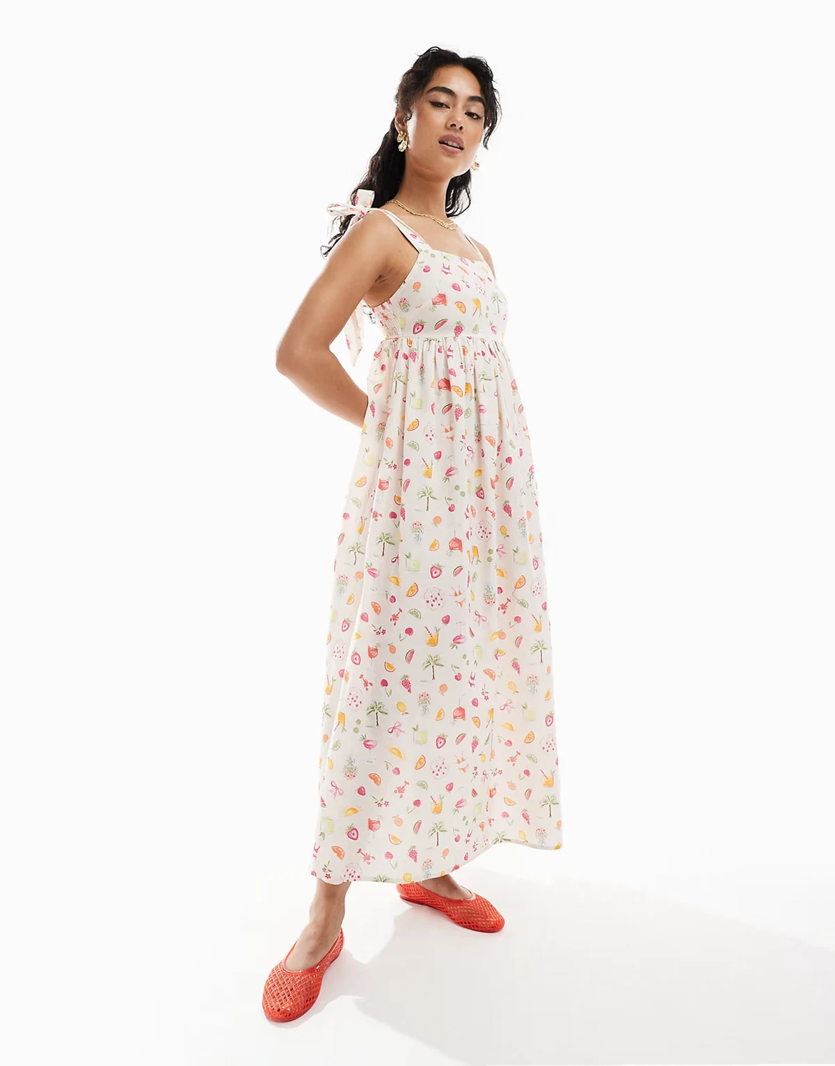 – Maxikleid mit Fruchtprint und gebundenen Trägern