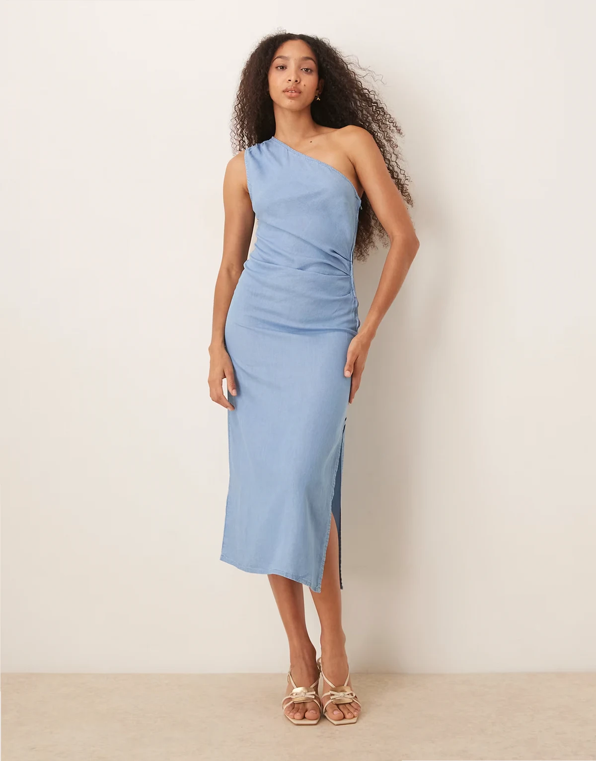 – Drapiertes One-Shoulder-Midaxikleid im Denim-Look in Blau mit Seitenschlitz