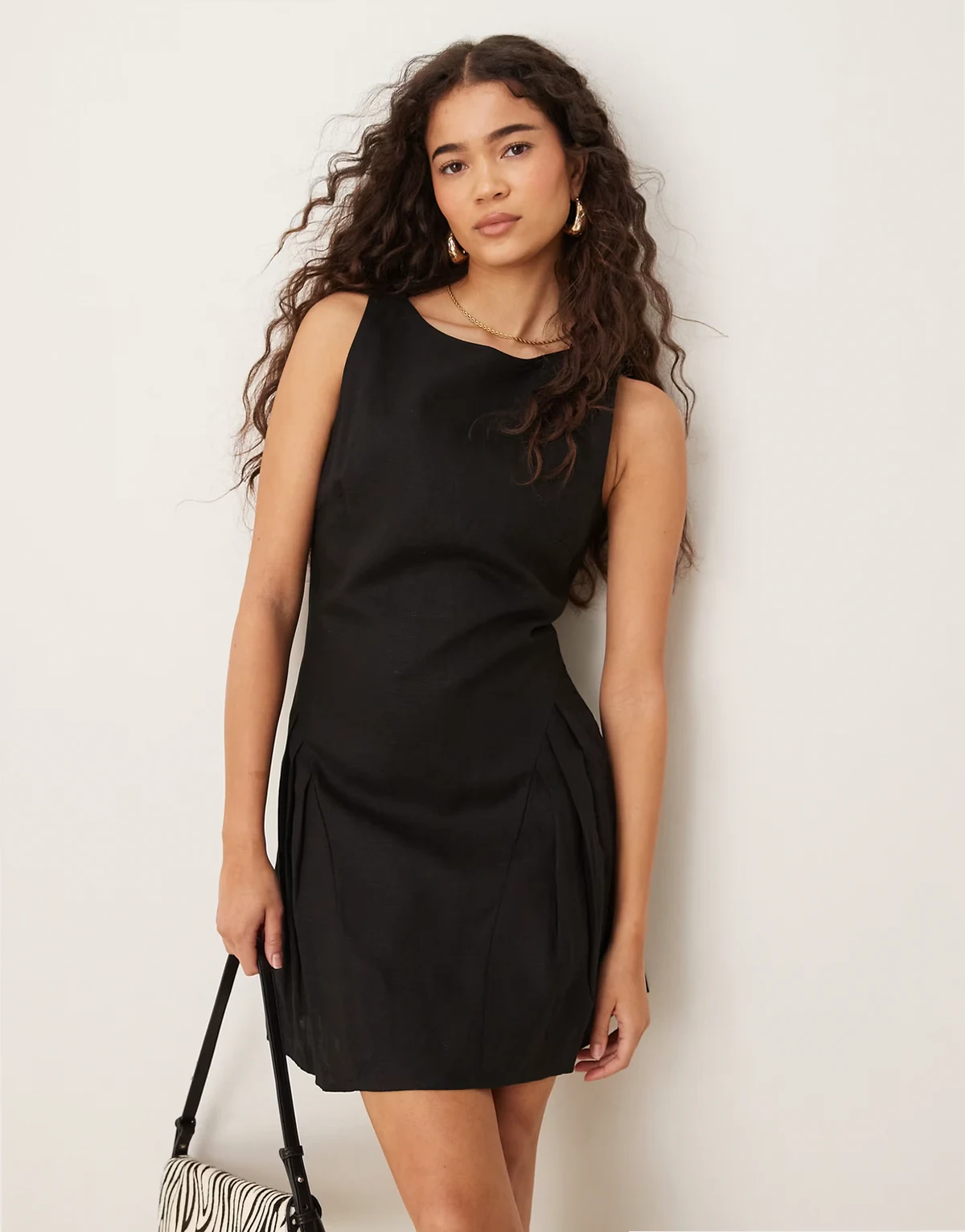 – Minikleid aus Leinenmix in Schwarz mit tiefer Taille