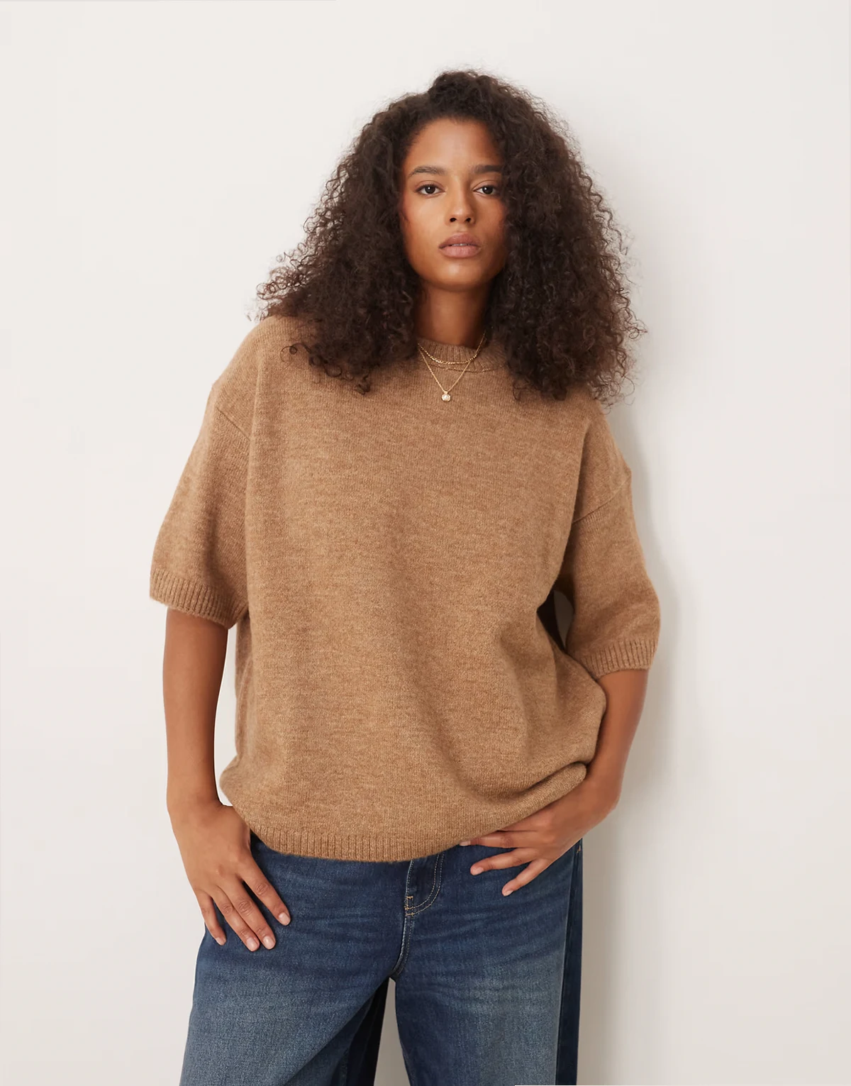 ASOS DESIGN Curve – Beżowy puszysty T-shirt dzianinowy z okrągłym dekoltem