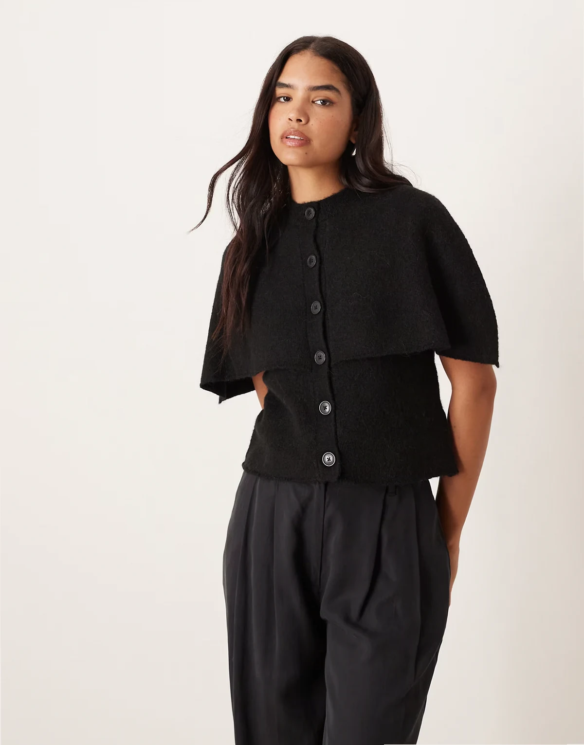 – Cape-Strickjacke in Schwarz aus Woll-Alpakamix
