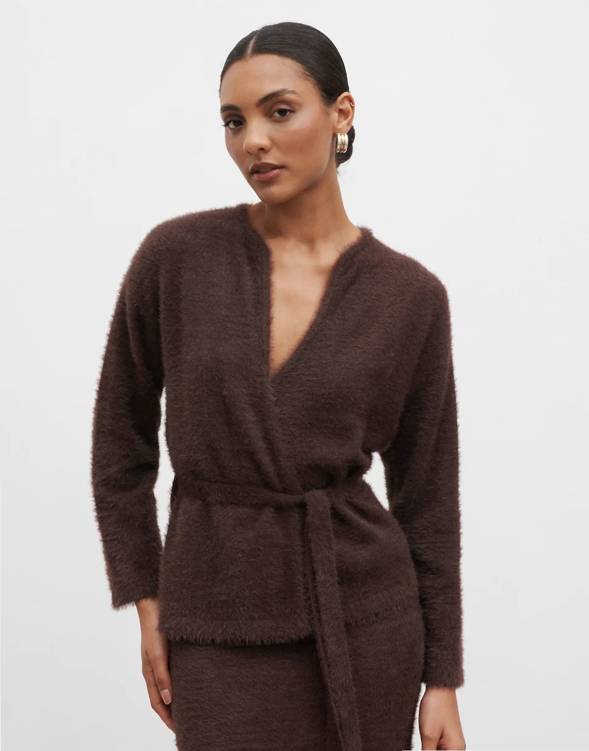 – Flauschige Strickjacke in Schokobraun mit Taillenschnürung