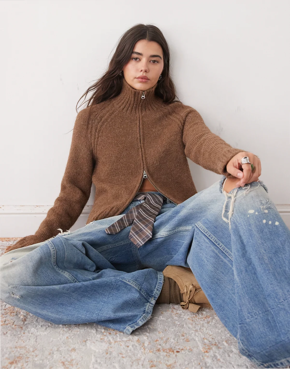 – Strickjacke aus flauschigem Wollmix in meliertem Braun mit Reißverschluss