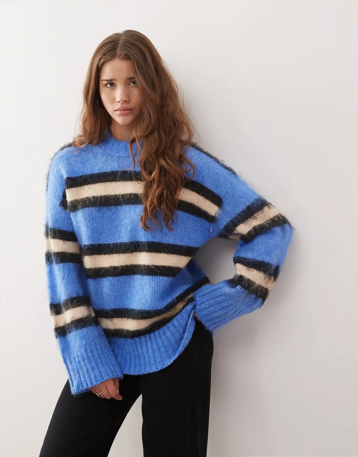 – Flauschiger, gestreifter Oversize-Pullover in Blau und Schokobraun