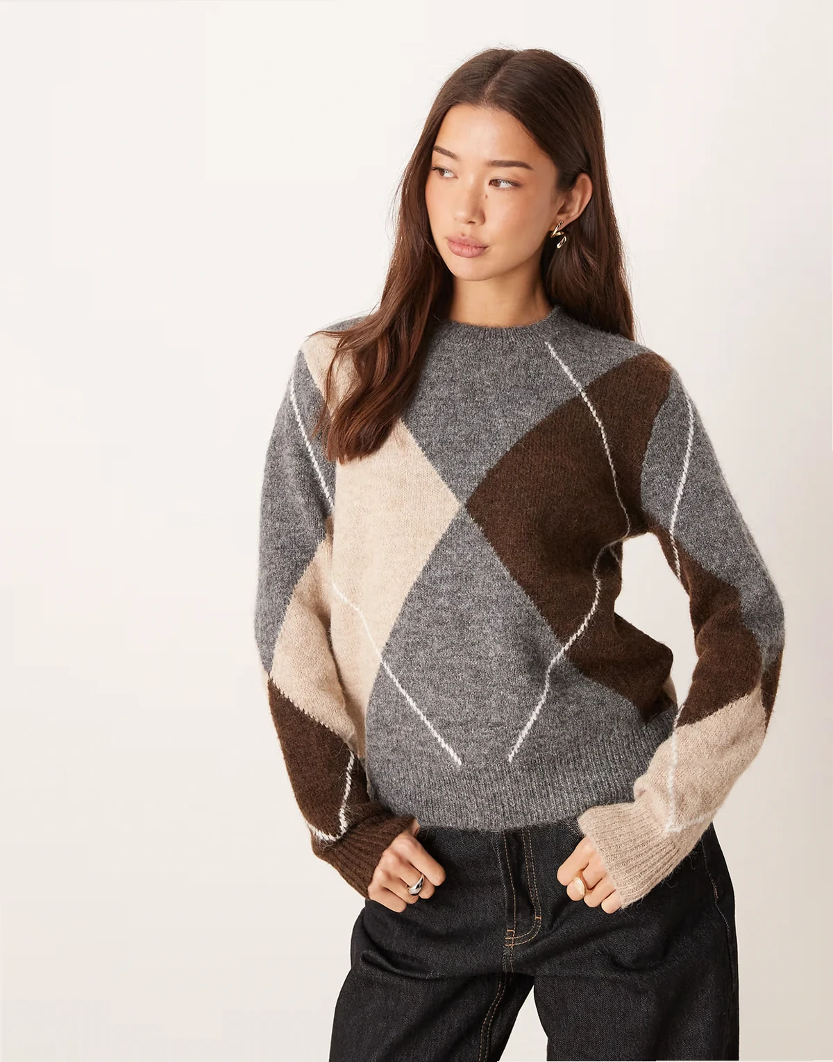 – Szaro-brązowy fakturowany sweter oversize we wzór w romby