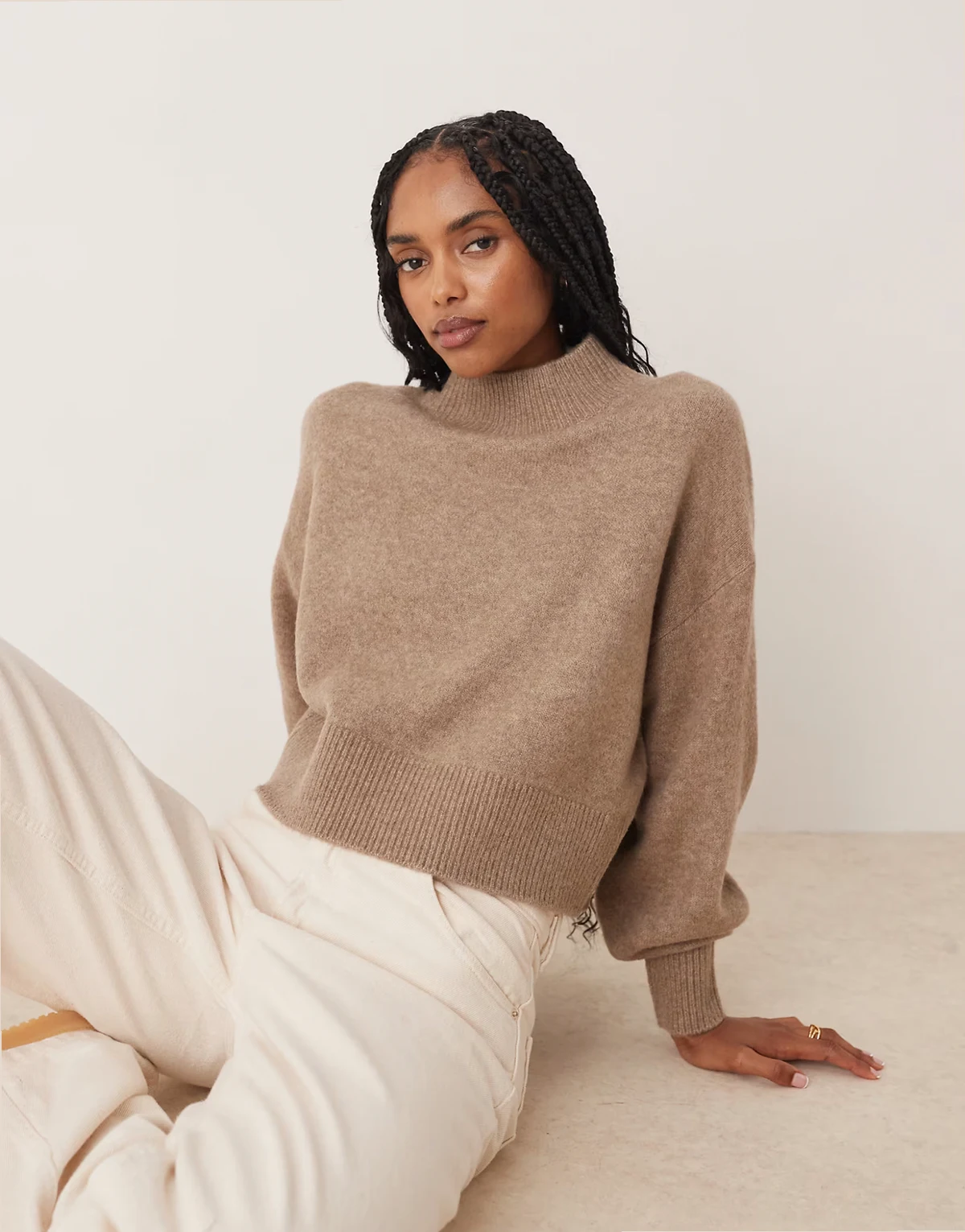 – Kawowy sweter z golfem