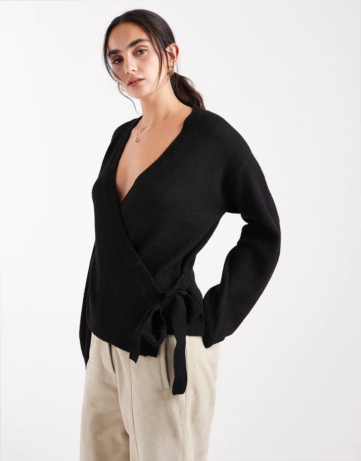 – Strickpullover in Schwarz mit seitlichen Bindebändern