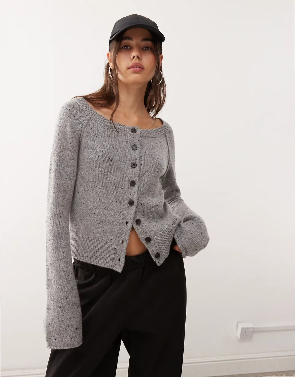 – Schulterfreie Strickjacke aus Wollmix in Grau