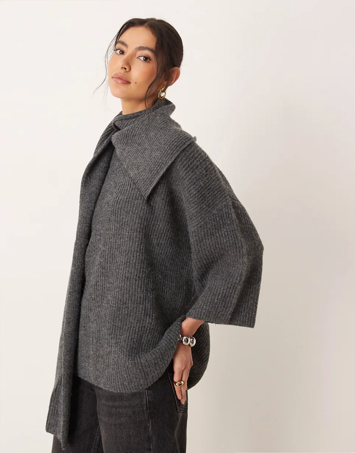 – Strickpullover in Anthrazit mit weiten Ärmeln und Schal
