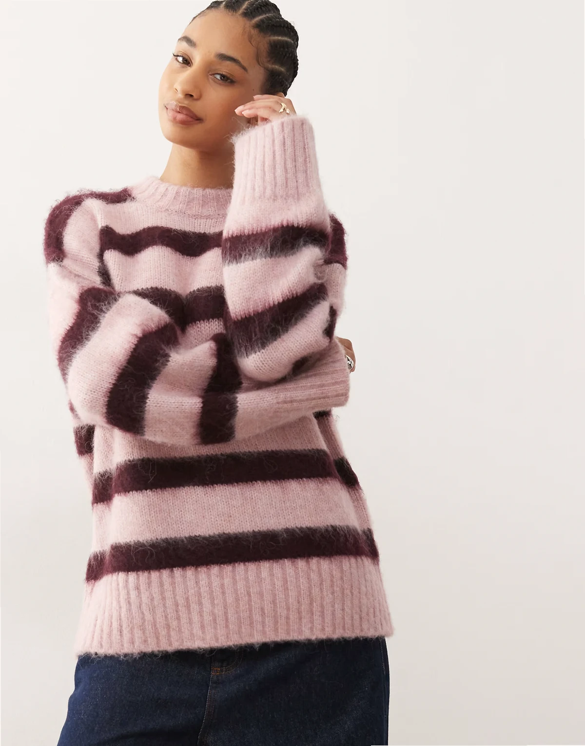 – Flauschiger Oversize-Pullover mit himbeerroten Streifen