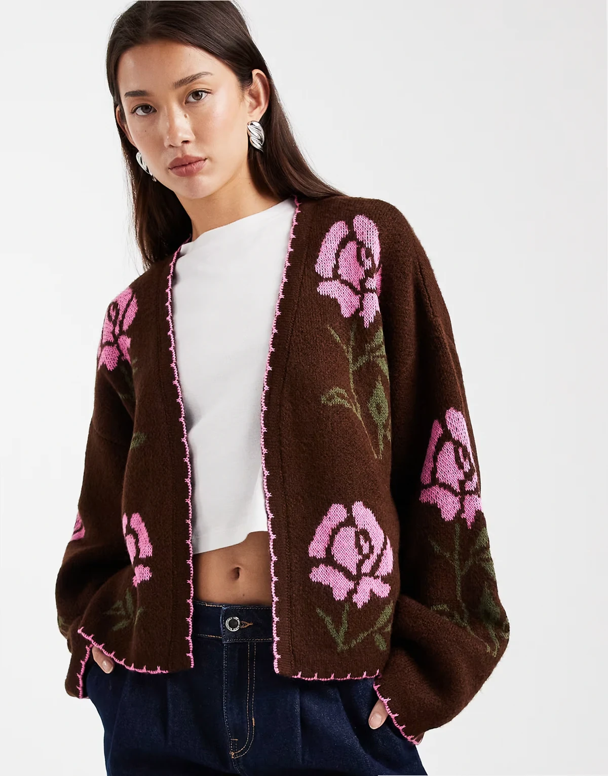 – Strickjacke in Schokobraun mit Languettenstich und Blumenmuster