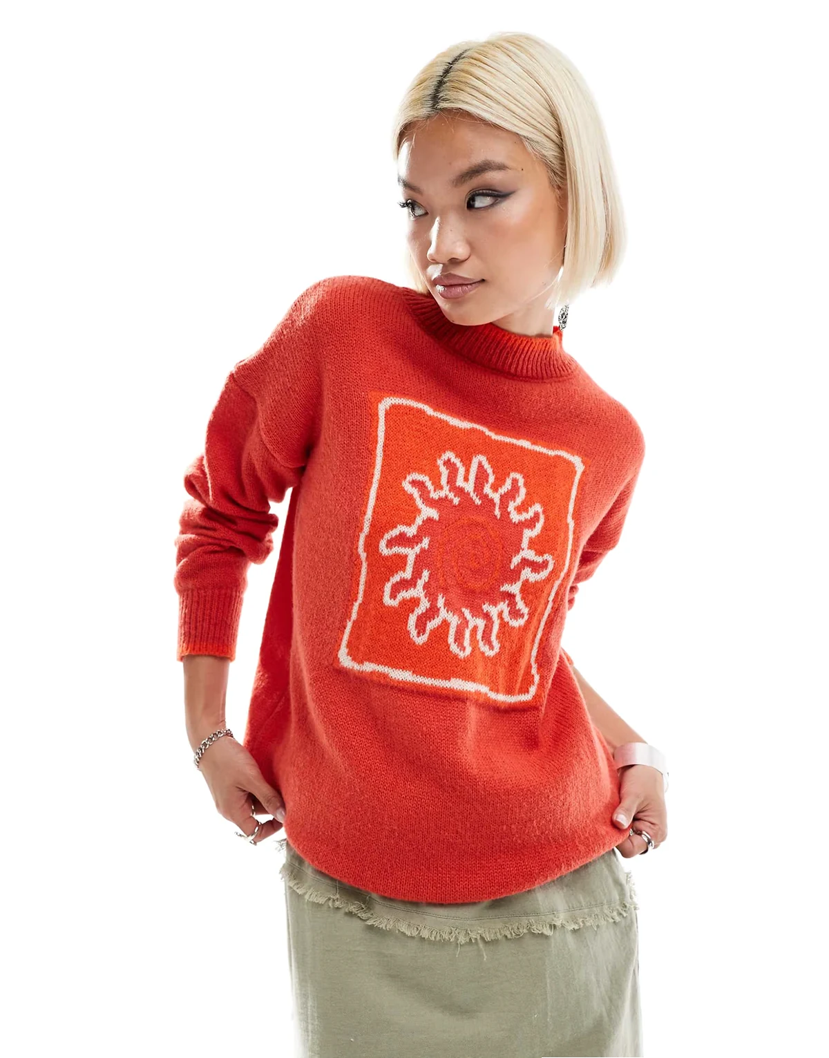 – Dzianinowy sweter ze wzorem słońca i lamówką